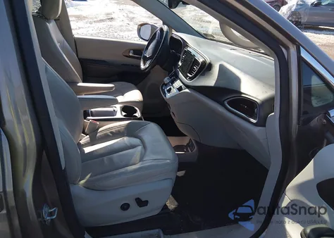 2017 Chrysler Pacifica Touring-L Plus z USA, uszkodzony, nr VIN 2C4RC1EG7HR839414